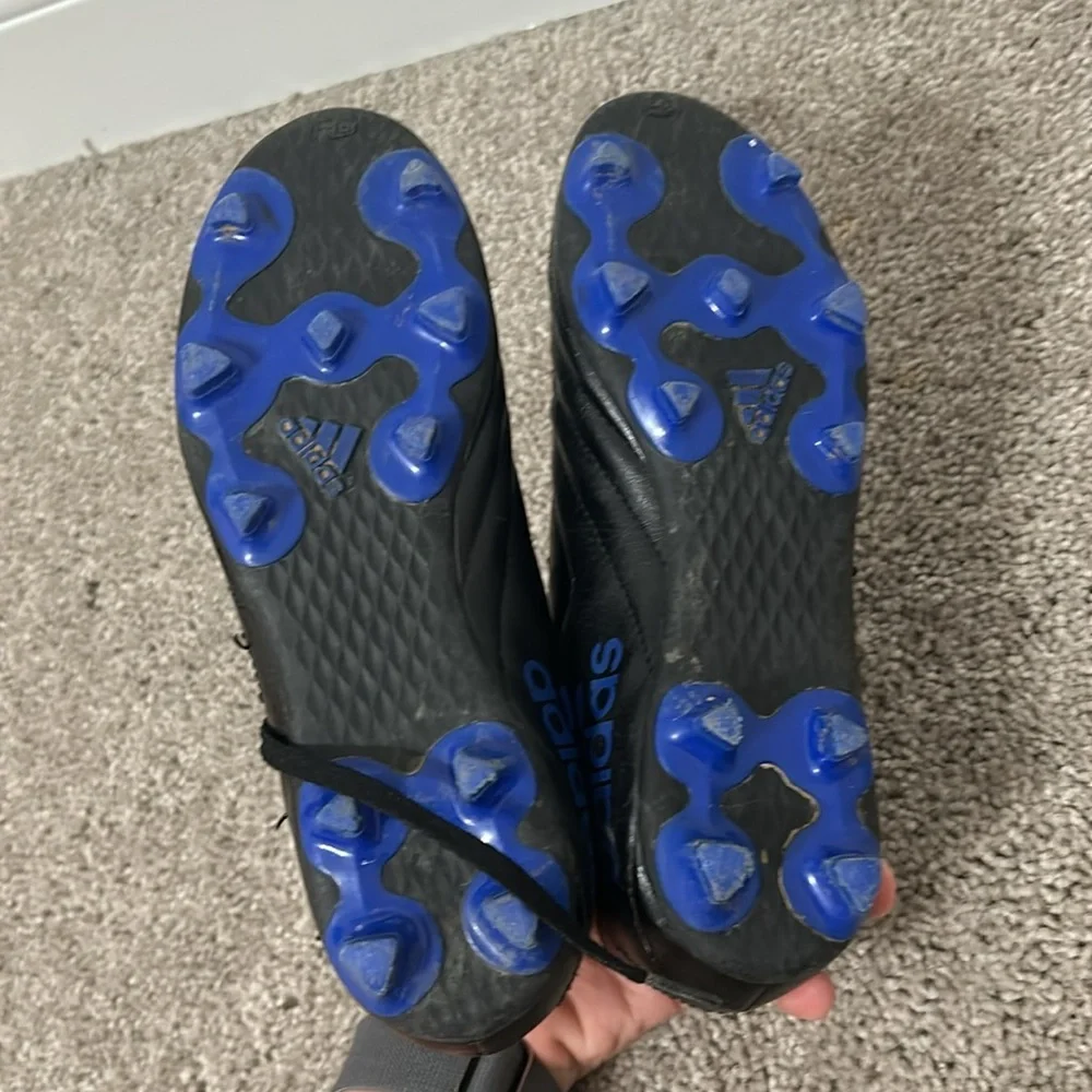 Adidas kids, soccer cleats size 6 - Picture 5 of 8